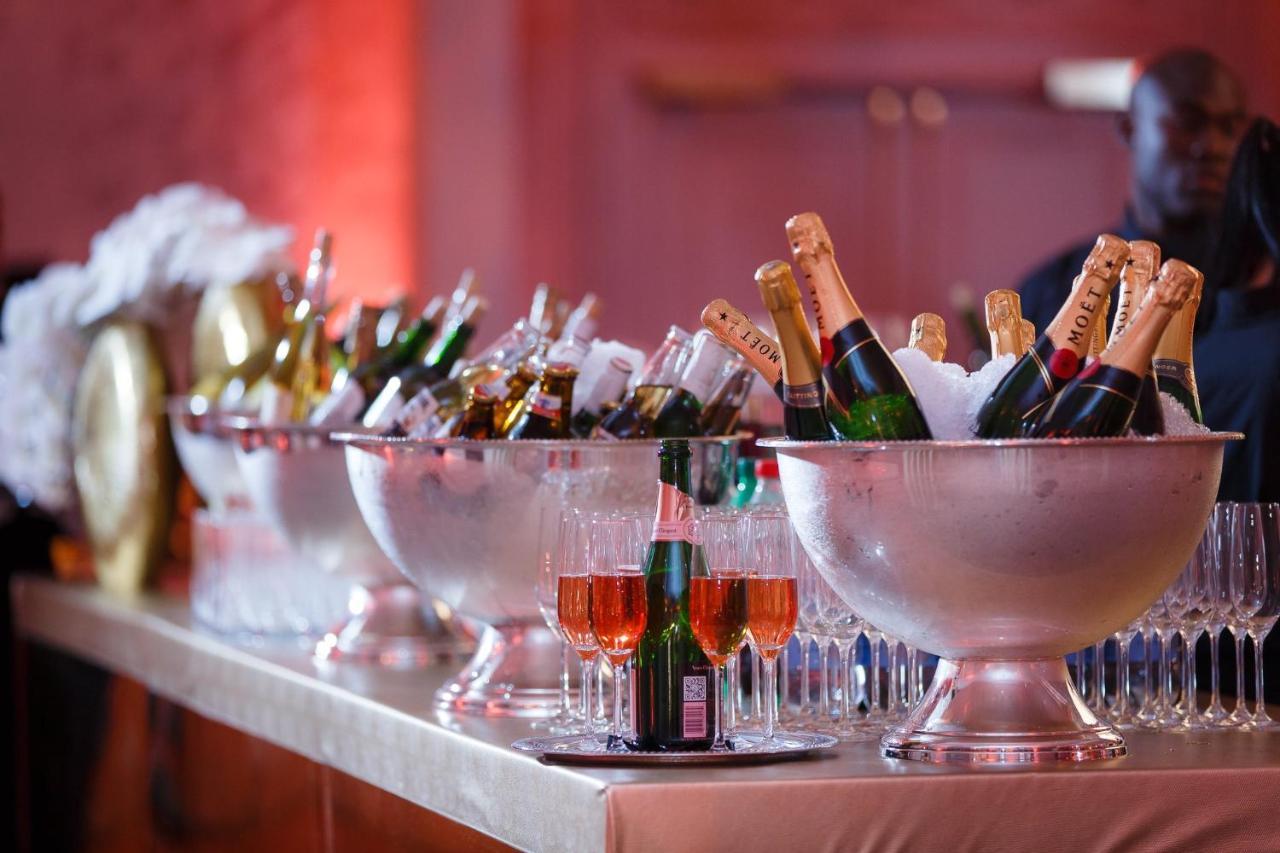 Intercontinental New York Barclay Hotel By Ihg Exterior photo Champagne bottles in a champagne cooler