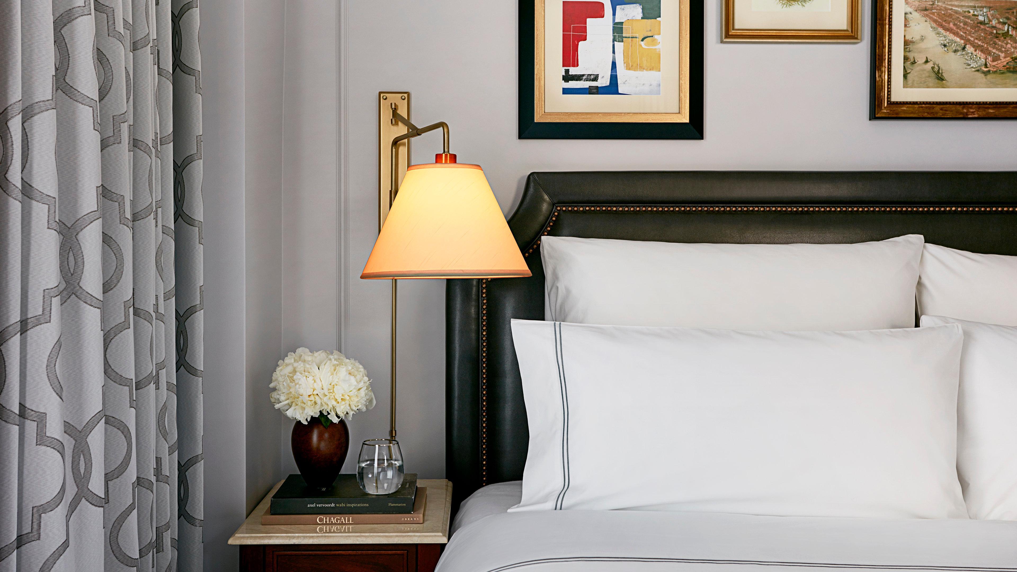 Intercontinental New York Barclay Hotel By Ihg Exterior photo A lamp on a bedside table