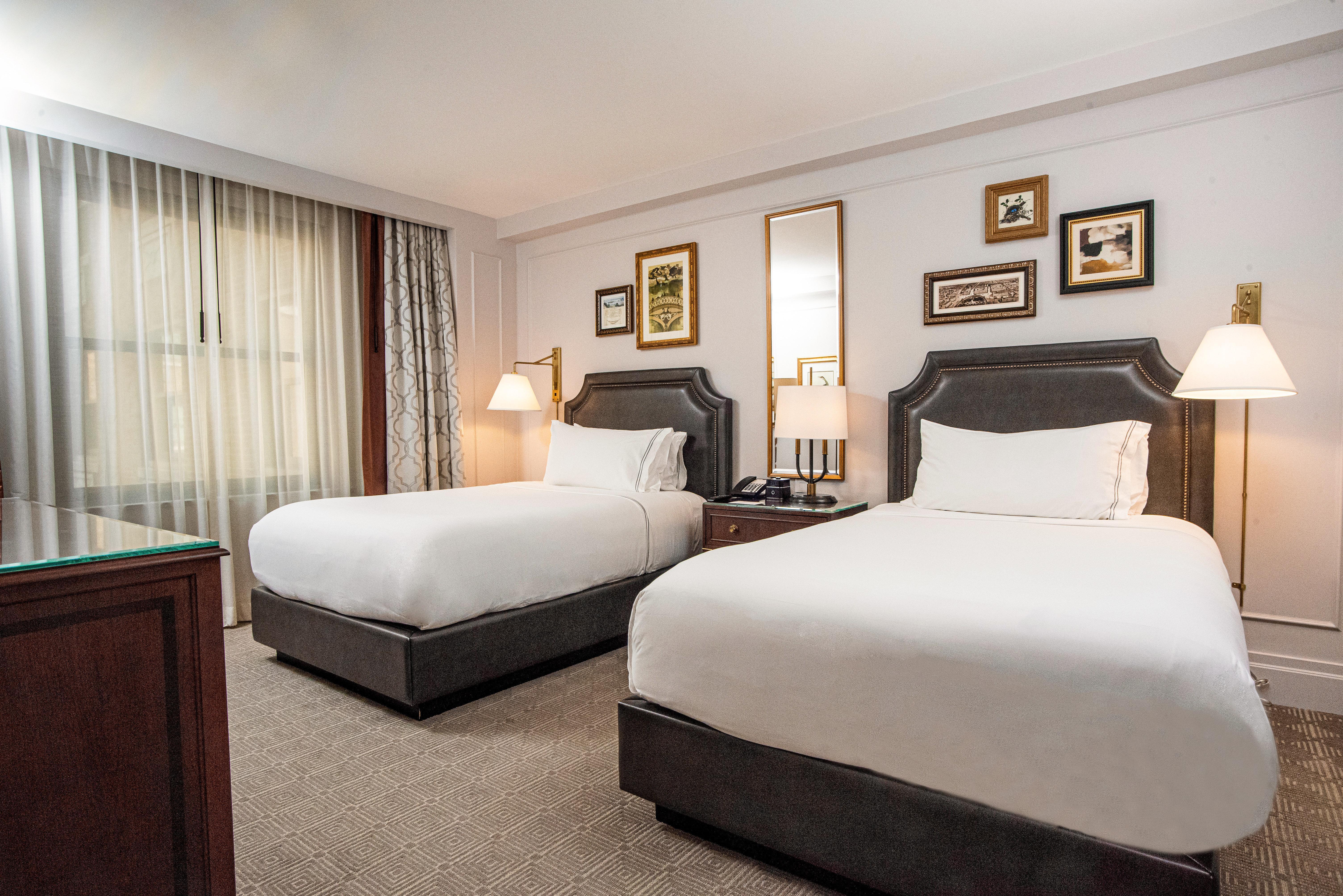 Intercontinental New York Barclay Hotel By Ihg Exterior photo A guest room at the Waldorf Astoria Chicago