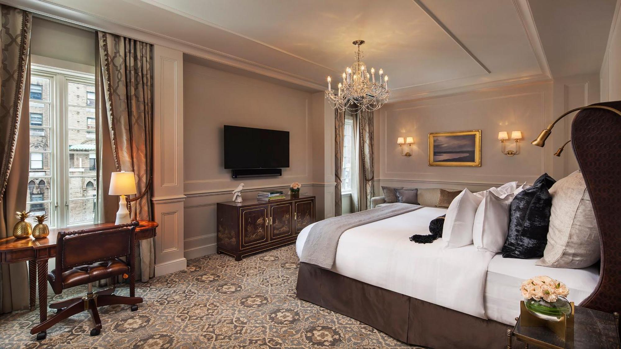 Intercontinental New York Barclay Hotel By Ihg Exterior photo A bedroom at The St. Regis New York