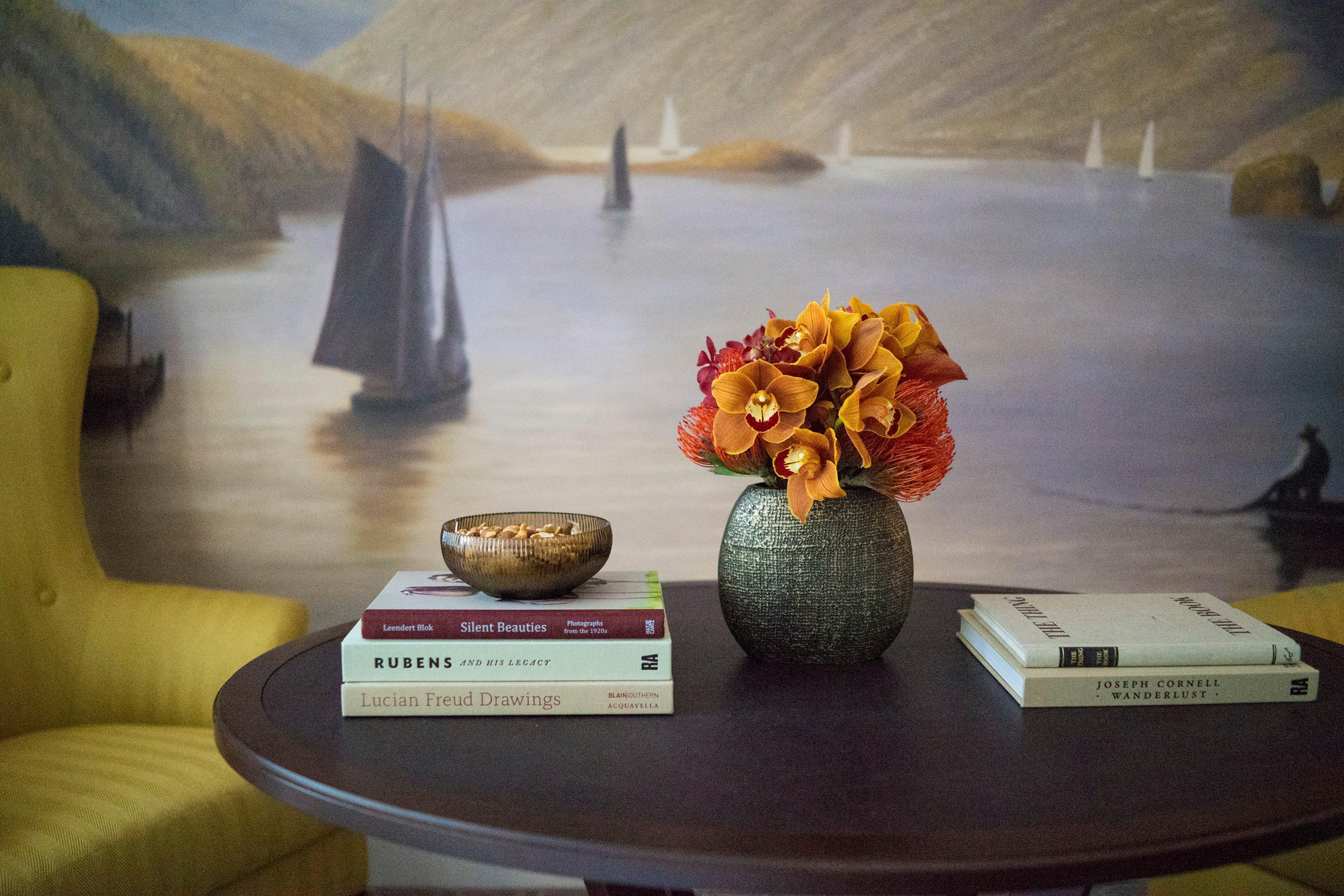 Intercontinental New York Barclay Hotel By Ihg Exterior photo A table with a flower arrangement