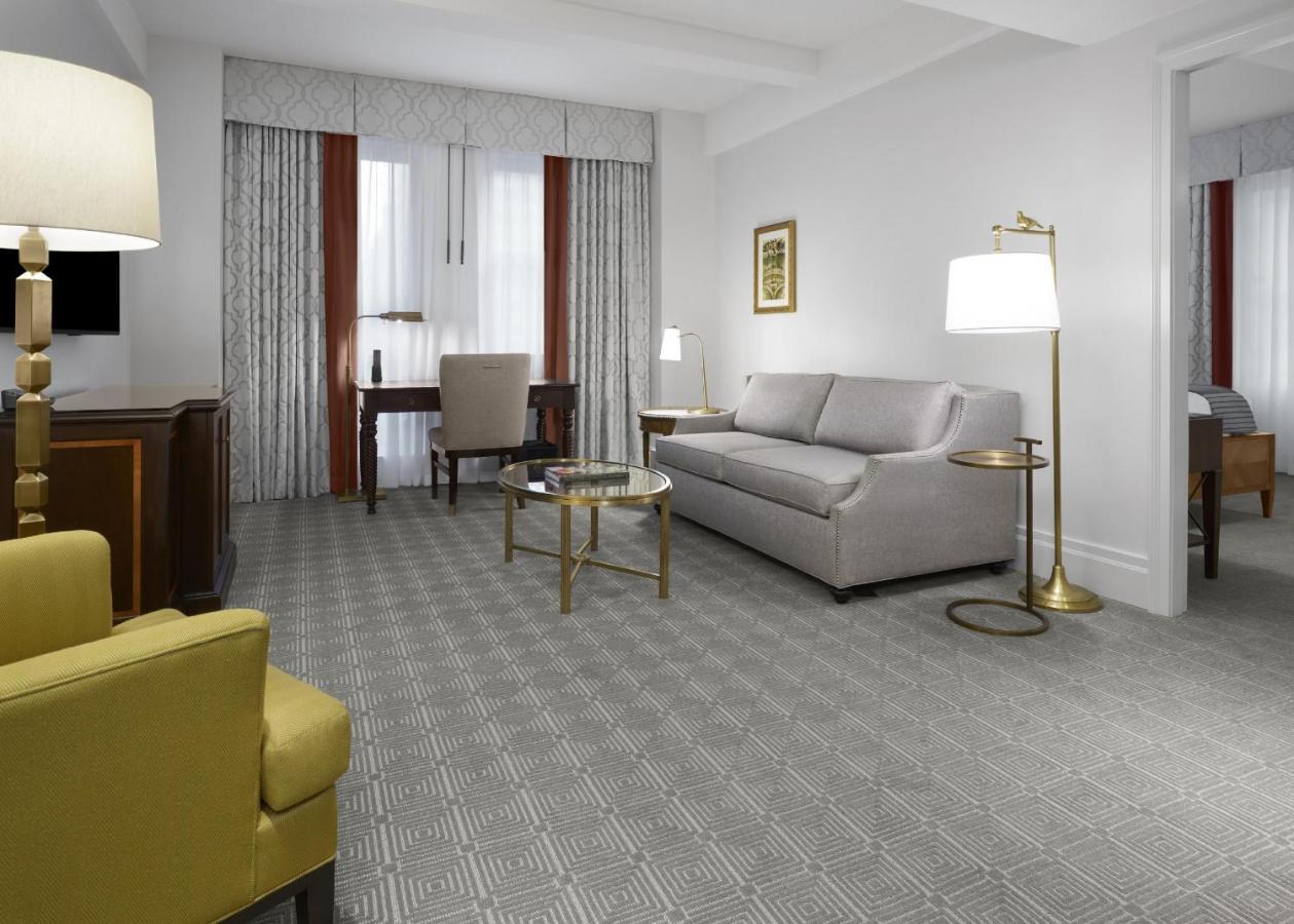 Intercontinental New York Barclay Hotel By Ihg Exterior photo A suite at the Waldorf Astoria Chicago
