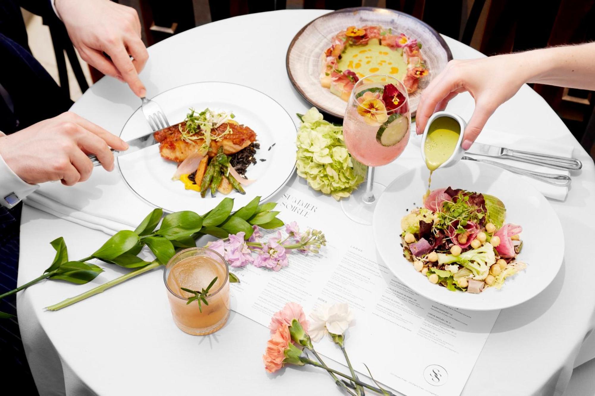 Intercontinental New York Barclay Hotel By Ihg Exterior photo Dishes at the restaurant
